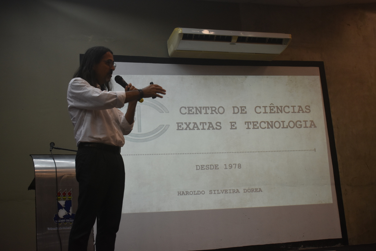 Prof. Haroldo Silveira Dória apresentou a história do CCET