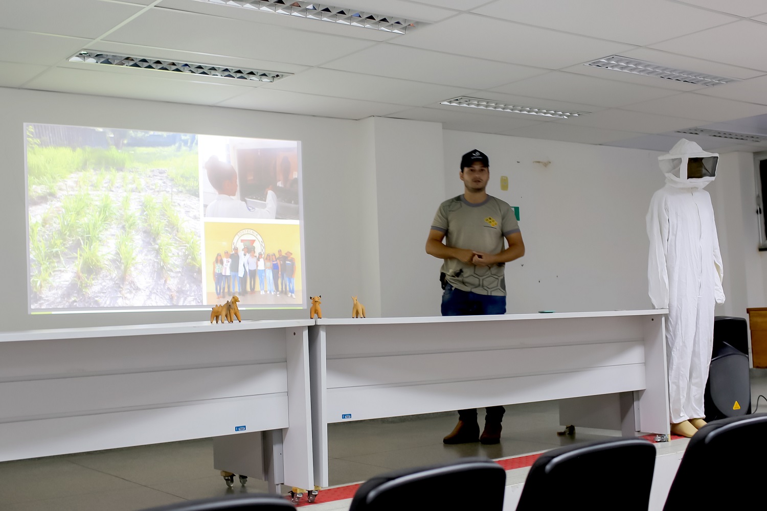 Cleovan Garção, veterano de zootecnia, durante apresentação aos calouros. O estudante falou sobre o trabalho que desenvolve com aves, abelhas e alimentação para ruminantes ((Foto: Shirlene Reis/Ascom UFS) 